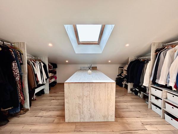 Au Lédat, dans un environnement campagne à seulement quelques minutes des commodités, découvrez cet ensemble immobilier composé de trois logements pour une surface habitable totale d'environ 316 m². La maison principale de 182 m², ancienne grange rénovée , Le ledat