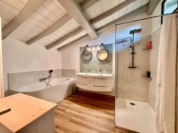 Au Lédat, dans un environnement campagne à seulement quelques minutes des commodités, découvrez cet ensemble immobilier composé de trois logements pour une surface habitable totale d'environ 316 m². La maison principale de 182 m², ancienne grange rénovée , Le ledat