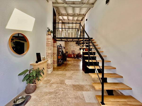 Au Lédat, dans un environnement campagne à seulement quelques minutes des commodités, découvrez cet ensemble immobilier composé de trois logements pour une surface habitable totale d'environ 316 m². La maison principale de 182 m², ancienne grange rénovée , Le ledat