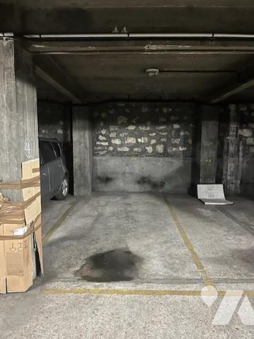 PARIS 14ème - Rue d'Alésia - En 2ème sous-sol - Parking couvert pour 1 voiture (env. 9m²).