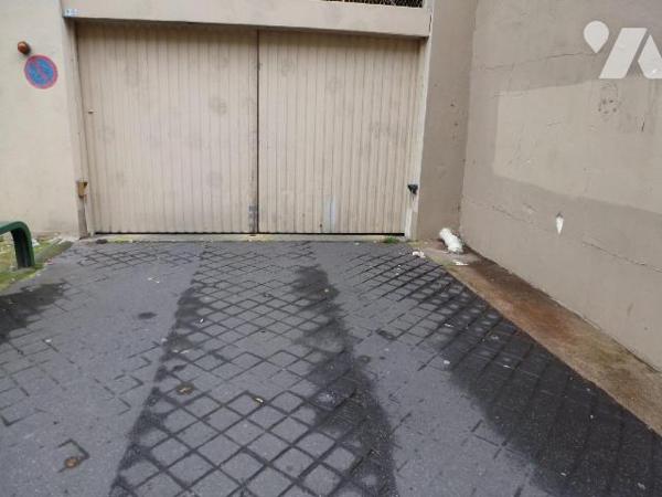 PARIS 14ème - Rue d'Alésia - En 2ème sous-sol - Parking couvert pour 1 voiture (env. 9m²).