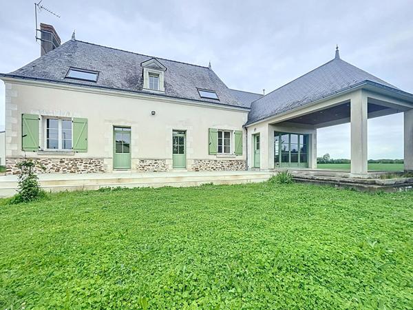 Charmante maison familiale à La Ménitré, 149 m² habitables, beaux volumes et dépendances