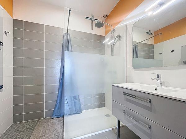 Charmante maison familiale à La Ménitré, 149 m² habitables, beaux volumes et dépendances