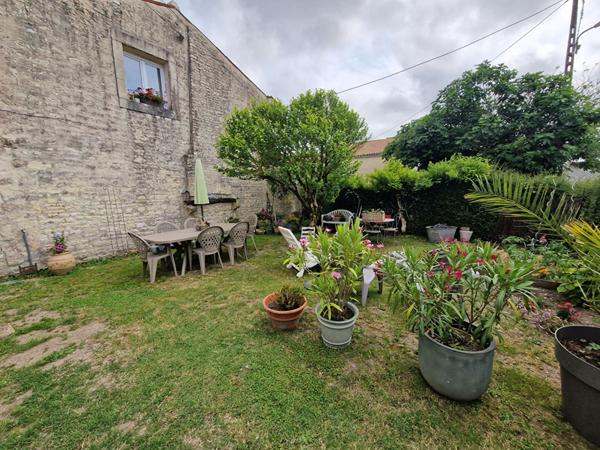 Immeuble Surgeres 10 pièce(s) 176.5 m2