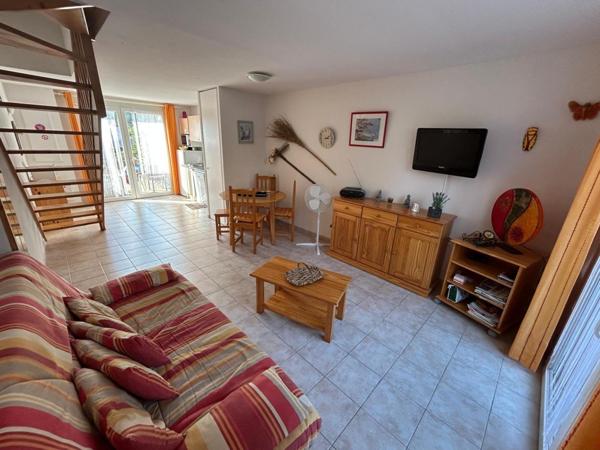 Joile maison T 3  traversante avec 2 terrasses , place de parking privative