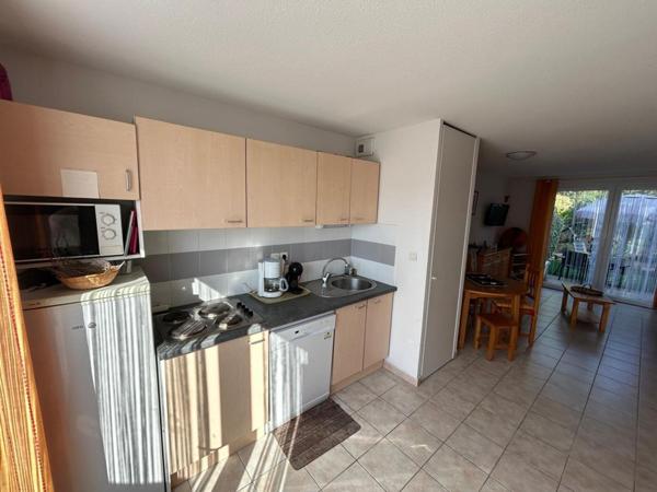 Joile maison T 3  traversante avec 2 terrasses , place de parking privative