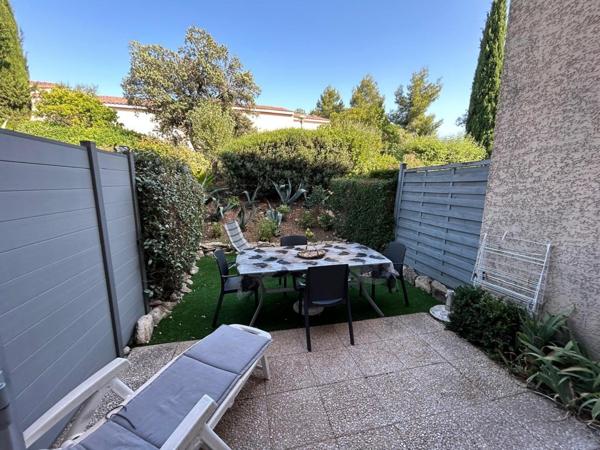 Joile maison T 3  traversante avec 2 terrasses , place de parking privative