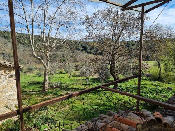 Durfort-et-Saint-Martin-de-Sossenac (30170) Maison de hameau sur 6000 m² au calme absolu avec terrasse et vue pnoramique, plus un chai de 100m² aménageabl