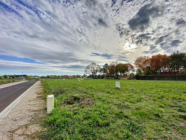 Joli terrain à bâtir de 725 m² plat et viabilisé à La Ville Dieu Du Temple