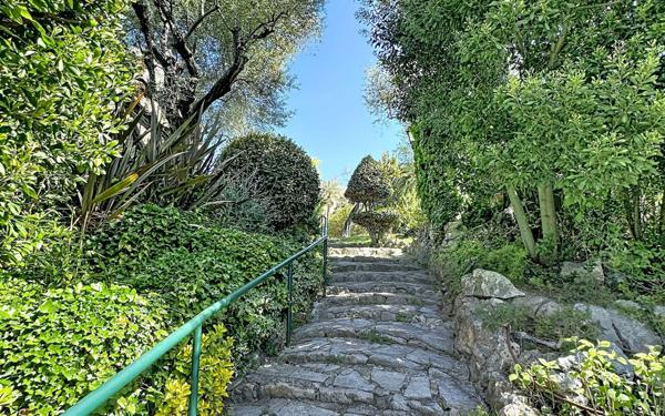 Appartement à vendre    5 pièces • 135,29 m2 Antibes