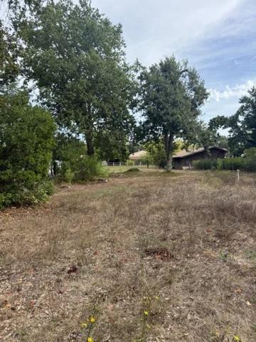 Terrain constructible de 741 m² à Salles
