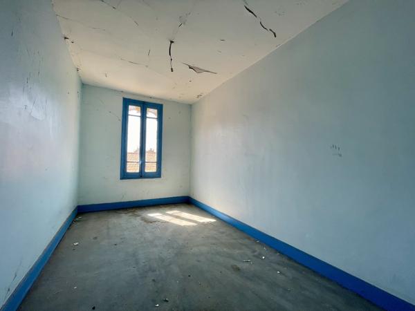 Immeuble
         20 pièces
        - 991 m² Exclusivité 250 000 € *