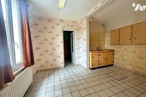 A VENDRE maison individuelle à rénover en plein centre de MESNIL-ESNARD (76240), T5, d'une surf...