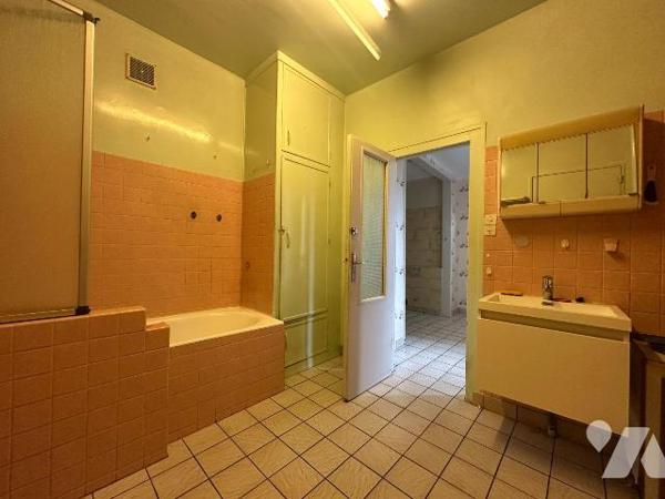 A VENDRE maison individuelle à rénover en plein centre de MESNIL-ESNARD (76240), T5, d'une surf...