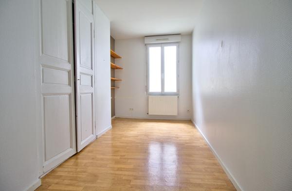 AGEN CENTRE - Maison de ville de 90m2, composée de 3 chambres et cour extérieur.