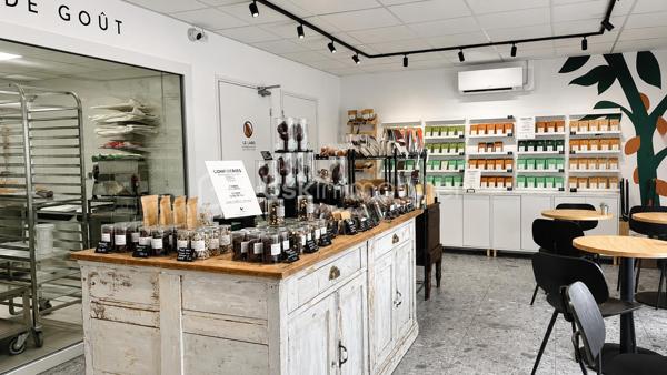 Fonds de Commerce : Chocolaterie Bean-to-Bar • Torréfaction • Coffee Shop Sillingy (74330) – Bassin annécien

Que vous souhaitiez poursuivre une activité de chocolaterie Bean-to-Bar, de torréfaction de café et de coffee shop, ou développer votre propre projet dans les métiers de bouche, ce fonds de commerce constitue une belle opportunité. Il conviendra à un chocolatier, un boulanger-pâtissier, un glacier, un traiteur, un professionnel de la petite restauration, une épicerie fine ou toute autre activité compatible avec la destination du bail.
Vous bénéficierez d'un laboratoire récent, entièrement aménagé, d'un local conforme aux activités alimentaires et d'un outil de travail performant, permettant une installation immédiate sans avoir à supporter les coûts importants liés à la création et à l'aménagement d'un laboratoire neuf.

Emplacement 
À 10 minutes d'Annecy, au cœur d'un secteur économique dynamique, à proximité immédiate de la zone commerciale Grand Épagny, des grands axes Annecy-Genève et de l'autoroute A41, découvrez cette opportunité rare de reprendre un fonds de commerce clé en main.
Implanté sur un axe fréquenté, le local bénéficie d'un accès facile et d'un stationnement immédiat. L'environnement est composé de commerces, d'entreprises, de services et d'une clientèle locale fidèle, offrant du potentiel de développement.

Une activité complète et différenciante
Le fonds de commerce intègre aujourd'hui plusieurs activités : Chocolaterie artisanale Bean-to-Bar, Torréfaction de cafés de spécialité, Coffee shop, Salon de thé, Pâtisserie, Confiserie, Glacier, Biscuits sur place et à emporter, Vente en boutique, Vente sur marchés, Vente en ligne (e-commerce)
Un concept original et reconnu qui offre de nombreuses perspectives de développement.

Un outil de travail immédiatement opérationnel
Le local commercial d'environ 118 m² bénéficie d'un bail commercial 3-6-9.
L'établissement a fait l'objet d'importants investissements afin de créer un véritable outil de production moderne, performant et immédiatement exploitable.
Le futur repreneur bénéficiera :
- d'un laboratoire professionnel entièrement aménagé (équipements professionnels de fabrication, matériel de torréfaction, équipements frigorifiques spécialisés, mobilier professionnel, agencements commerciaux, matériel informatique)
- d'un espace Coffee shop et accueil clientèle 
- d'un laboratoire conforme aux activités alimentaires 
- d'un système professionnel d'extraction des fumées, vapeurs et odeurs conforme à la réglementation 
- d'une gaine métallique d'évacuation 
- d'installations électriques triphasées et de plomberie adaptées aux équipements professionnels 
- d'un local entièrement climatisé, un espace bureau, un vestiaire
- de sanitaires accessibles aux personnes à mobilité réduite (PMR) 
- d'une verrière séparant harmonieusement le laboratoire, le salon de thé et les espaces techniques 
- d'aucun travaux à prévoir

Les points forts
Emplacement stratégique à proximité d'Annecy et du Grand Épagny
- Axe passant
- Droit au bail inclus : bail commercial 3-6-9 sécurisé  jusqu'en septembre 2032
- Concept unique associant chocolaterie, torréfaction et coffee shop
- Laboratoire récent et immédiatement opérationnel
- Matériel professionnel haut de gamme
- Aucun investissement majeur à prévoir
- Activité diversifiée
- Potentiel important de développement : e-commerce, clientèle professionnelle, cadeaux d'entreprise, ateliers, tourisme

Ce fonds constitue une très belle opportunité pour un artisan, un entrepreneur ou un professionnel des métiers de bouche souhaitant développer son activité dans un environnement dynamique, avec un outil de travail performant et immédiatement exploitable.

Chiffre d'affaires : entre 160 000€ et 200 000 € HT, en croissance par rapport aux exercices précédents. 

Le local
Loyer mensuel : 1 888,14 € HT
Loyer annuel : 22 657,68 € HT
Charges locatives : environ 45 € / mois.
Contactez-moi pour échanger ensemble sur cette opportunité