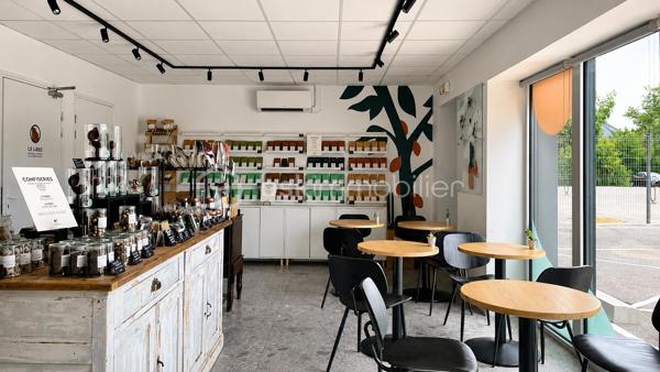 Fonds de Commerce : Chocolaterie Bean-to-Bar • Torréfaction • Coffee Shop Sillingy (74330) – Bassin annécien

Que vous souhaitiez poursuivre une activité de chocolaterie Bean-to-Bar, de torréfaction de café et de coffee shop, ou développer votre propre projet dans les métiers de bouche, ce fonds de commerce constitue une belle opportunité. Il conviendra à un chocolatier, un boulanger-pâtissier, un glacier, un traiteur, un professionnel de la petite restauration, une épicerie fine ou toute autre activité compatible avec la destination du bail.
Vous bénéficierez d'un laboratoire récent, entièrement aménagé, d'un local conforme aux activités alimentaires et d'un outil de travail performant, permettant une installation immédiate sans avoir à supporter les coûts importants liés à la création et à l'aménagement d'un laboratoire neuf.

Emplacement 
À 10 minutes d'Annecy, au cœur d'un secteur économique dynamique, à proximité immédiate de la zone commerciale Grand Épagny, des grands axes Annecy-Genève et de l'autoroute A41, découvrez cette opportunité rare de reprendre un fonds de commerce clé en main.
Implanté sur un axe fréquenté, le local bénéficie d'un accès facile et d'un stationnement immédiat. L'environnement est composé de commerces, d'entreprises, de services et d'une clientèle locale fidèle, offrant du potentiel de développement.

Une activité complète et différenciante
Le fonds de commerce intègre aujourd'hui plusieurs activités : Chocolaterie artisanale Bean-to-Bar, Torréfaction de cafés de spécialité, Coffee shop, Salon de thé, Pâtisserie, Confiserie, Glacier, Biscuits sur place et à emporter, Vente en boutique, Vente sur marchés, Vente en ligne (e-commerce)
Un concept original et reconnu qui offre de nombreuses perspectives de développement.

Un outil de travail immédiatement opérationnel
Le local commercial d'environ 118 m² bénéficie d'un bail commercial 3-6-9.
L'établissement a fait l'objet d'importants investissements afin de créer un véritable outil de production moderne, performant et immédiatement exploitable.
Le futur repreneur bénéficiera :
- d'un laboratoire professionnel entièrement aménagé (équipements professionnels de fabrication, matériel de torréfaction, équipements frigorifiques spécialisés, mobilier professionnel, agencements commerciaux, matériel informatique)
- d'un espace Coffee shop et accueil clientèle 
- d'un laboratoire conforme aux activités alimentaires 
- d'un système professionnel d'extraction des fumées, vapeurs et odeurs conforme à la réglementation 
- d'une gaine métallique d'évacuation 
- d'installations électriques triphasées et de plomberie adaptées aux équipements professionnels 
- d'un local entièrement climatisé, un espace bureau, un vestiaire
- de sanitaires accessibles aux personnes à mobilité réduite (PMR) 
- d'une verrière séparant harmonieusement le laboratoire, le salon de thé et les espaces techniques 
- d'aucun travaux à prévoir

Les points forts
Emplacement stratégique à proximité d'Annecy et du Grand Épagny
- Axe passant
- Droit au bail inclus : bail commercial 3-6-9 sécurisé  jusqu'en septembre 2032
- Concept unique associant chocolaterie, torréfaction et coffee shop
- Laboratoire récent et immédiatement opérationnel
- Matériel professionnel haut de gamme
- Aucun investissement majeur à prévoir
- Activité diversifiée
- Potentiel important de développement : e-commerce, clientèle professionnelle, cadeaux d'entreprise, ateliers, tourisme

Ce fonds constitue une très belle opportunité pour un artisan, un entrepreneur ou un professionnel des métiers de bouche souhaitant développer son activité dans un environnement dynamique, avec un outil de travail performant et immédiatement exploitable.

Chiffre d'affaires : entre 160 000€ et 200 000 € HT, en croissance par rapport aux exercices précédents. 

Le local
Loyer mensuel : 1 888,14 € HT
Loyer annuel : 22 657,68 € HT
Charges locatives : environ 45 € / mois.
Contactez-moi pour échanger ensemble sur cette opportunité