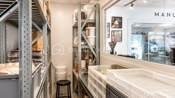 Fonds de Commerce : Chocolaterie Bean-to-Bar • Torréfaction • Coffee Shop Sillingy (74330) – Bassin annécien

Que vous souhaitiez poursuivre une activité de chocolaterie Bean-to-Bar, de torréfaction de café et de coffee shop, ou développer votre propre projet dans les métiers de bouche, ce fonds de commerce constitue une belle opportunité. Il conviendra à un chocolatier, un boulanger-pâtissier, un glacier, un traiteur, un professionnel de la petite restauration, une épicerie fine ou toute autre activité compatible avec la destination du bail.
Vous bénéficierez d'un laboratoire récent, entièrement aménagé, d'un local conforme aux activités alimentaires et d'un outil de travail performant, permettant une installation immédiate sans avoir à supporter les coûts importants liés à la création et à l'aménagement d'un laboratoire neuf.

Emplacement 
À 10 minutes d'Annecy, au cœur d'un secteur économique dynamique, à proximité immédiate de la zone commerciale Grand Épagny, des grands axes Annecy-Genève et de l'autoroute A41, découvrez cette opportunité rare de reprendre un fonds de commerce clé en main.
Implanté sur un axe fréquenté, le local bénéficie d'un accès facile et d'un stationnement immédiat. L'environnement est composé de commerces, d'entreprises, de services et d'une clientèle locale fidèle, offrant du potentiel de développement.

Une activité complète et différenciante
Le fonds de commerce intègre aujourd'hui plusieurs activités : Chocolaterie artisanale Bean-to-Bar, Torréfaction de cafés de spécialité, Coffee shop, Salon de thé, Pâtisserie, Confiserie, Glacier, Biscuits sur place et à emporter, Vente en boutique, Vente sur marchés, Vente en ligne (e-commerce)
Un concept original et reconnu qui offre de nombreuses perspectives de développement.

Un outil de travail immédiatement opérationnel
Le local commercial d'environ 118 m² bénéficie d'un bail commercial 3-6-9.
L'établissement a fait l'objet d'importants investissements afin de créer un véritable outil de production moderne, performant et immédiatement exploitable.
Le futur repreneur bénéficiera :
- d'un laboratoire professionnel entièrement aménagé (équipements professionnels de fabrication, matériel de torréfaction, équipements frigorifiques spécialisés, mobilier professionnel, agencements commerciaux, matériel informatique)
- d'un espace Coffee shop et accueil clientèle 
- d'un laboratoire conforme aux activités alimentaires 
- d'un système professionnel d'extraction des fumées, vapeurs et odeurs conforme à la réglementation 
- d'une gaine métallique d'évacuation 
- d'installations électriques triphasées et de plomberie adaptées aux équipements professionnels 
- d'un local entièrement climatisé, un espace bureau, un vestiaire
- de sanitaires accessibles aux personnes à mobilité réduite (PMR) 
- d'une verrière séparant harmonieusement le laboratoire, le salon de thé et les espaces techniques 
- d'aucun travaux à prévoir

Les points forts
Emplacement stratégique à proximité d'Annecy et du Grand Épagny
- Axe passant
- Droit au bail inclus : bail commercial 3-6-9 sécurisé  jusqu'en septembre 2032
- Concept unique associant chocolaterie, torréfaction et coffee shop
- Laboratoire récent et immédiatement opérationnel
- Matériel professionnel haut de gamme
- Aucun investissement majeur à prévoir
- Activité diversifiée
- Potentiel important de développement : e-commerce, clientèle professionnelle, cadeaux d'entreprise, ateliers, tourisme

Ce fonds constitue une très belle opportunité pour un artisan, un entrepreneur ou un professionnel des métiers de bouche souhaitant développer son activité dans un environnement dynamique, avec un outil de travail performant et immédiatement exploitable.

Chiffre d'affaires : entre 160 000€ et 200 000 € HT, en croissance par rapport aux exercices précédents. 

Le local
Loyer mensuel : 1 888,14 € HT
Loyer annuel : 22 657,68 € HT
Charges locatives : environ 45 € / mois.
Contactez-moi pour échanger ensemble sur cette opportunité