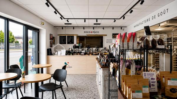 Fonds de Commerce : Chocolaterie Bean-to-Bar • Torréfaction • Coffee Shop Sillingy (74330) – Bassin annécien

Que vous souhaitiez poursuivre une activité de chocolaterie Bean-to-Bar, de torréfaction de café et de coffee shop, ou développer votre propre projet dans les métiers de bouche, ce fonds de commerce constitue une belle opportunité. Il conviendra à un chocolatier, un boulanger-pâtissier, un glacier, un traiteur, un professionnel de la petite restauration, une épicerie fine ou toute autre activité compatible avec la destination du bail.
Vous bénéficierez d'un laboratoire récent, entièrement aménagé, d'un local conforme aux activités alimentaires et d'un outil de travail performant, permettant une installation immédiate sans avoir à supporter les coûts importants liés à la création et à l'aménagement d'un laboratoire neuf.

Emplacement 
À 10 minutes d'Annecy, au cœur d'un secteur économique dynamique, à proximité immédiate de la zone commerciale Grand Épagny, des grands axes Annecy-Genève et de l'autoroute A41, découvrez cette opportunité rare de reprendre un fonds de commerce clé en main.
Implanté sur un axe fréquenté, le local bénéficie d'un accès facile et d'un stationnement immédiat. L'environnement est composé de commerces, d'entreprises, de services et d'une clientèle locale fidèle, offrant du potentiel de développement.

Une activité complète et différenciante
Le fonds de commerce intègre aujourd'hui plusieurs activités : Chocolaterie artisanale Bean-to-Bar, Torréfaction de cafés de spécialité, Coffee shop, Salon de thé, Pâtisserie, Confiserie, Glacier, Biscuits sur place et à emporter, Vente en boutique, Vente sur marchés, Vente en ligne (e-commerce)
Un concept original et reconnu qui offre de nombreuses perspectives de développement.

Un outil de travail immédiatement opérationnel
Le local commercial d'environ 118 m² bénéficie d'un bail commercial 3-6-9.
L'établissement a fait l'objet d'importants investissements afin de créer un véritable outil de production moderne, performant et immédiatement exploitable.
Le futur repreneur bénéficiera :
- d'un laboratoire professionnel entièrement aménagé (équipements professionnels de fabrication, matériel de torréfaction, équipements frigorifiques spécialisés, mobilier professionnel, agencements commerciaux, matériel informatique)
- d'un espace Coffee shop et accueil clientèle 
- d'un laboratoire conforme aux activités alimentaires 
- d'un système professionnel d'extraction des fumées, vapeurs et odeurs conforme à la réglementation 
- d'une gaine métallique d'évacuation 
- d'installations électriques triphasées et de plomberie adaptées aux équipements professionnels 
- d'un local entièrement climatisé, un espace bureau, un vestiaire
- de sanitaires accessibles aux personnes à mobilité réduite (PMR) 
- d'une verrière séparant harmonieusement le laboratoire, le salon de thé et les espaces techniques 
- d'aucun travaux à prévoir

Les points forts
Emplacement stratégique à proximité d'Annecy et du Grand Épagny
- Axe passant
- Droit au bail inclus : bail commercial 3-6-9 sécurisé  jusqu'en septembre 2032
- Concept unique associant chocolaterie, torréfaction et coffee shop
- Laboratoire récent et immédiatement opérationnel
- Matériel professionnel haut de gamme
- Aucun investissement majeur à prévoir
- Activité diversifiée
- Potentiel important de développement : e-commerce, clientèle professionnelle, cadeaux d'entreprise, ateliers, tourisme

Ce fonds constitue une très belle opportunité pour un artisan, un entrepreneur ou un professionnel des métiers de bouche souhaitant développer son activité dans un environnement dynamique, avec un outil de travail performant et immédiatement exploitable.

Chiffre d'affaires : entre 160 000€ et 200 000 € HT, en croissance par rapport aux exercices précédents. 

Le local
Loyer mensuel : 1 888,14 € HT
Loyer annuel : 22 657,68 € HT
Charges locatives : environ 45 € / mois.
Contactez-moi pour échanger ensemble sur cette opportunité