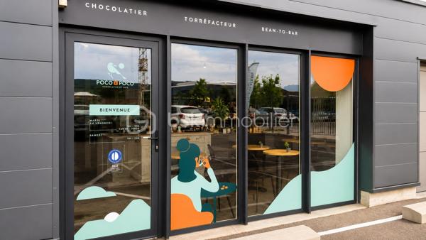 Fonds de Commerce : Chocolaterie Bean-to-Bar • Torréfaction • Coffee Shop Sillingy (74330) – Bassin annécien

Que vous souhaitiez poursuivre une activité de chocolaterie Bean-to-Bar, de torréfaction de café et de coffee shop, ou développer votre propre projet dans les métiers de bouche, ce fonds de commerce constitue une belle opportunité. Il conviendra à un chocolatier, un boulanger-pâtissier, un glacier, un traiteur, un professionnel de la petite restauration, une épicerie fine ou toute autre activité compatible avec la destination du bail.
Vous bénéficierez d'un laboratoire récent, entièrement aménagé, d'un local conforme aux activités alimentaires et d'un outil de travail performant, permettant une installation immédiate sans avoir à supporter les coûts importants liés à la création et à l'aménagement d'un laboratoire neuf.

Emplacement 
À 10 minutes d'Annecy, au cœur d'un secteur économique dynamique, à proximité immédiate de la zone commerciale Grand Épagny, des grands axes Annecy-Genève et de l'autoroute A41, découvrez cette opportunité rare de reprendre un fonds de commerce clé en main.
Implanté sur un axe fréquenté, le local bénéficie d'un accès facile et d'un stationnement immédiat. L'environnement est composé de commerces, d'entreprises, de services et d'une clientèle locale fidèle, offrant du potentiel de développement.

Une activité complète et différenciante
Le fonds de commerce intègre aujourd'hui plusieurs activités : Chocolaterie artisanale Bean-to-Bar, Torréfaction de cafés de spécialité, Coffee shop, Salon de thé, Pâtisserie, Confiserie, Glacier, Biscuits sur place et à emporter, Vente en boutique, Vente sur marchés, Vente en ligne (e-commerce)
Un concept original et reconnu qui offre de nombreuses perspectives de développement.

Un outil de travail immédiatement opérationnel
Le local commercial d'environ 118 m² bénéficie d'un bail commercial 3-6-9.
L'établissement a fait l'objet d'importants investissements afin de créer un véritable outil de production moderne, performant et immédiatement exploitable.
Le futur repreneur bénéficiera :
- d'un laboratoire professionnel entièrement aménagé (équipements professionnels de fabrication, matériel de torréfaction, équipements frigorifiques spécialisés, mobilier professionnel, agencements commerciaux, matériel informatique)
- d'un espace Coffee shop et accueil clientèle 
- d'un laboratoire conforme aux activités alimentaires 
- d'un système professionnel d'extraction des fumées, vapeurs et odeurs conforme à la réglementation 
- d'une gaine métallique d'évacuation 
- d'installations électriques triphasées et de plomberie adaptées aux équipements professionnels 
- d'un local entièrement climatisé, un espace bureau, un vestiaire
- de sanitaires accessibles aux personnes à mobilité réduite (PMR) 
- d'une verrière séparant harmonieusement le laboratoire, le salon de thé et les espaces techniques 
- d'aucun travaux à prévoir

Les points forts
Emplacement stratégique à proximité d'Annecy et du Grand Épagny
- Axe passant
- Droit au bail inclus : bail commercial 3-6-9 sécurisé  jusqu'en septembre 2032
- Concept unique associant chocolaterie, torréfaction et coffee shop
- Laboratoire récent et immédiatement opérationnel
- Matériel professionnel haut de gamme
- Aucun investissement majeur à prévoir
- Activité diversifiée
- Potentiel important de développement : e-commerce, clientèle professionnelle, cadeaux d'entreprise, ateliers, tourisme

Ce fonds constitue une très belle opportunité pour un artisan, un entrepreneur ou un professionnel des métiers de bouche souhaitant développer son activité dans un environnement dynamique, avec un outil de travail performant et immédiatement exploitable.

Chiffre d'affaires : entre 160 000€ et 200 000 € HT, en croissance par rapport aux exercices précédents. 

Le local
Loyer mensuel : 1 888,14 € HT
Loyer annuel : 22 657,68 € HT
Charges locatives : environ 45 € / mois.
Contactez-moi pour échanger ensemble sur cette opportunité