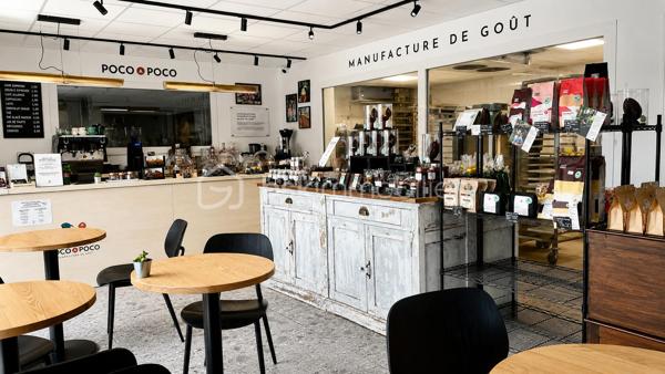 Fonds de Commerce : Chocolaterie Bean-to-Bar • Torréfaction • Coffee Shop Sillingy (74330) – Bassin annécien

Que vous souhaitiez poursuivre une activité de chocolaterie Bean-to-Bar, de torréfaction de café et de coffee shop, ou développer votre propre projet dans les métiers de bouche, ce fonds de commerce constitue une belle opportunité. Il conviendra à un chocolatier, un boulanger-pâtissier, un glacier, un traiteur, un professionnel de la petite restauration, une épicerie fine ou toute autre activité compatible avec la destination du bail.
Vous bénéficierez d'un laboratoire récent, entièrement aménagé, d'un local conforme aux activités alimentaires et d'un outil de travail performant, permettant une installation immédiate sans avoir à supporter les coûts importants liés à la création et à l'aménagement d'un laboratoire neuf.

Emplacement 
À 10 minutes d'Annecy, au cœur d'un secteur économique dynamique, à proximité immédiate de la zone commerciale Grand Épagny, des grands axes Annecy-Genève et de l'autoroute A41, découvrez cette opportunité rare de reprendre un fonds de commerce clé en main.
Implanté sur un axe fréquenté, le local bénéficie d'un accès facile et d'un stationnement immédiat. L'environnement est composé de commerces, d'entreprises, de services et d'une clientèle locale fidèle, offrant du potentiel de développement.

Une activité complète et différenciante
Le fonds de commerce intègre aujourd'hui plusieurs activités : Chocolaterie artisanale Bean-to-Bar, Torréfaction de cafés de spécialité, Coffee shop, Salon de thé, Pâtisserie, Confiserie, Glacier, Biscuits sur place et à emporter, Vente en boutique, Vente sur marchés, Vente en ligne (e-commerce)
Un concept original et reconnu qui offre de nombreuses perspectives de développement.

Un outil de travail immédiatement opérationnel
Le local commercial d'environ 118 m² bénéficie d'un bail commercial 3-6-9.
L'établissement a fait l'objet d'importants investissements afin de créer un véritable outil de production moderne, performant et immédiatement exploitable.
Le futur repreneur bénéficiera :
- d'un laboratoire professionnel entièrement aménagé (équipements professionnels de fabrication, matériel de torréfaction, équipements frigorifiques spécialisés, mobilier professionnel, agencements commerciaux, matériel informatique)
- d'un espace Coffee shop et accueil clientèle 
- d'un laboratoire conforme aux activités alimentaires 
- d'un système professionnel d'extraction des fumées, vapeurs et odeurs conforme à la réglementation 
- d'une gaine métallique d'évacuation 
- d'installations électriques triphasées et de plomberie adaptées aux équipements professionnels 
- d'un local entièrement climatisé, un espace bureau, un vestiaire
- de sanitaires accessibles aux personnes à mobilité réduite (PMR) 
- d'une verrière séparant harmonieusement le laboratoire, le salon de thé et les espaces techniques 
- d'aucun travaux à prévoir

Les points forts
Emplacement stratégique à proximité d'Annecy et du Grand Épagny
- Axe passant
- Droit au bail inclus : bail commercial 3-6-9 sécurisé  jusqu'en septembre 2032
- Concept unique associant chocolaterie, torréfaction et coffee shop
- Laboratoire récent et immédiatement opérationnel
- Matériel professionnel haut de gamme
- Aucun investissement majeur à prévoir
- Activité diversifiée
- Potentiel important de développement : e-commerce, clientèle professionnelle, cadeaux d'entreprise, ateliers, tourisme

Ce fonds constitue une très belle opportunité pour un artisan, un entrepreneur ou un professionnel des métiers de bouche souhaitant développer son activité dans un environnement dynamique, avec un outil de travail performant et immédiatement exploitable.

Chiffre d'affaires : entre 160 000€ et 200 000 € HT, en croissance par rapport aux exercices précédents. 

Le local
Loyer mensuel : 1 888,14 € HT
Loyer annuel : 22 657,68 € HT
Charges locatives : environ 45 € / mois.
Contactez-moi pour échanger ensemble sur cette opportunité