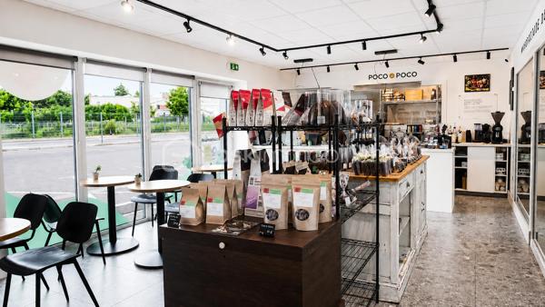 Fonds de Commerce : Chocolaterie Bean-to-Bar • Torréfaction • Coffee Shop Sillingy (74330) – Bassin annécien

Que vous souhaitiez poursuivre une activité de chocolaterie Bean-to-Bar, de torréfaction de café et de coffee shop, ou développer votre propre projet dans les métiers de bouche, ce fonds de commerce constitue une belle opportunité. Il conviendra à un chocolatier, un boulanger-pâtissier, un glacier, un traiteur, un professionnel de la petite restauration, une épicerie fine ou toute autre activité compatible avec la destination du bail.
Vous bénéficierez d'un laboratoire récent, entièrement aménagé, d'un local conforme aux activités alimentaires et d'un outil de travail performant, permettant une installation immédiate sans avoir à supporter les coûts importants liés à la création et à l'aménagement d'un laboratoire neuf.

Emplacement 
À 10 minutes d'Annecy, au cœur d'un secteur économique dynamique, à proximité immédiate de la zone commerciale Grand Épagny, des grands axes Annecy-Genève et de l'autoroute A41, découvrez cette opportunité rare de reprendre un fonds de commerce clé en main.
Implanté sur un axe fréquenté, le local bénéficie d'un accès facile et d'un stationnement immédiat. L'environnement est composé de commerces, d'entreprises, de services et d'une clientèle locale fidèle, offrant du potentiel de développement.

Une activité complète et différenciante
Le fonds de commerce intègre aujourd'hui plusieurs activités : Chocolaterie artisanale Bean-to-Bar, Torréfaction de cafés de spécialité, Coffee shop, Salon de thé, Pâtisserie, Confiserie, Glacier, Biscuits sur place et à emporter, Vente en boutique, Vente sur marchés, Vente en ligne (e-commerce)
Un concept original et reconnu qui offre de nombreuses perspectives de développement.

Un outil de travail immédiatement opérationnel
Le local commercial d'environ 118 m² bénéficie d'un bail commercial 3-6-9.
L'établissement a fait l'objet d'importants investissements afin de créer un véritable outil de production moderne, performant et immédiatement exploitable.
Le futur repreneur bénéficiera :
- d'un laboratoire professionnel entièrement aménagé (équipements professionnels de fabrication, matériel de torréfaction, équipements frigorifiques spécialisés, mobilier professionnel, agencements commerciaux, matériel informatique)
- d'un espace Coffee shop et accueil clientèle 
- d'un laboratoire conforme aux activités alimentaires 
- d'un système professionnel d'extraction des fumées, vapeurs et odeurs conforme à la réglementation 
- d'une gaine métallique d'évacuation 
- d'installations électriques triphasées et de plomberie adaptées aux équipements professionnels 
- d'un local entièrement climatisé, un espace bureau, un vestiaire
- de sanitaires accessibles aux personnes à mobilité réduite (PMR) 
- d'une verrière séparant harmonieusement le laboratoire, le salon de thé et les espaces techniques 
- d'aucun travaux à prévoir

Les points forts
Emplacement stratégique à proximité d'Annecy et du Grand Épagny
- Axe passant
- Droit au bail inclus : bail commercial 3-6-9 sécurisé  jusqu'en septembre 2032
- Concept unique associant chocolaterie, torréfaction et coffee shop
- Laboratoire récent et immédiatement opérationnel
- Matériel professionnel haut de gamme
- Aucun investissement majeur à prévoir
- Activité diversifiée
- Potentiel important de développement : e-commerce, clientèle professionnelle, cadeaux d'entreprise, ateliers, tourisme

Ce fonds constitue une très belle opportunité pour un artisan, un entrepreneur ou un professionnel des métiers de bouche souhaitant développer son activité dans un environnement dynamique, avec un outil de travail performant et immédiatement exploitable.

Chiffre d'affaires : entre 160 000€ et 200 000 € HT, en croissance par rapport aux exercices précédents. 

Le local
Loyer mensuel : 1 888,14 € HT
Loyer annuel : 22 657,68 € HT
Charges locatives : environ 45 € / mois.
Contactez-moi pour échanger ensemble sur cette opportunité