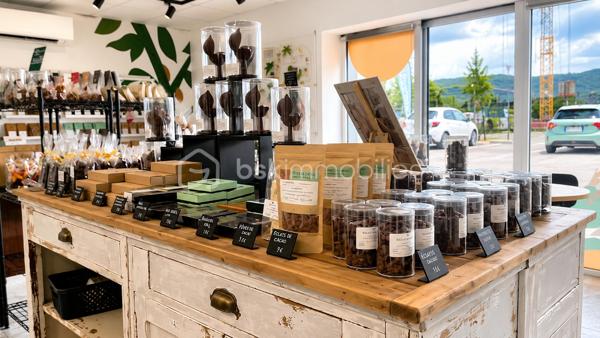 Fonds de Commerce : Chocolaterie Bean-to-Bar • Torréfaction • Coffee Shop Sillingy (74330) – Bassin annécien

Que vous souhaitiez poursuivre une activité de chocolaterie Bean-to-Bar, de torréfaction de café et de coffee shop, ou développer votre propre projet dans les métiers de bouche, ce fonds de commerce constitue une belle opportunité. Il conviendra à un chocolatier, un boulanger-pâtissier, un glacier, un traiteur, un professionnel de la petite restauration, une épicerie fine ou toute autre activité compatible avec la destination du bail.
Vous bénéficierez d'un laboratoire récent, entièrement aménagé, d'un local conforme aux activités alimentaires et d'un outil de travail performant, permettant une installation immédiate sans avoir à supporter les coûts importants liés à la création et à l'aménagement d'un laboratoire neuf.

Emplacement 
À 10 minutes d'Annecy, au cœur d'un secteur économique dynamique, à proximité immédiate de la zone commerciale Grand Épagny, des grands axes Annecy-Genève et de l'autoroute A41, découvrez cette opportunité rare de reprendre un fonds de commerce clé en main.
Implanté sur un axe fréquenté, le local bénéficie d'un accès facile et d'un stationnement immédiat. L'environnement est composé de commerces, d'entreprises, de services et d'une clientèle locale fidèle, offrant du potentiel de développement.

Une activité complète et différenciante
Le fonds de commerce intègre aujourd'hui plusieurs activités : Chocolaterie artisanale Bean-to-Bar, Torréfaction de cafés de spécialité, Coffee shop, Salon de thé, Pâtisserie, Confiserie, Glacier, Biscuits sur place et à emporter, Vente en boutique, Vente sur marchés, Vente en ligne (e-commerce)
Un concept original et reconnu qui offre de nombreuses perspectives de développement.

Un outil de travail immédiatement opérationnel
Le local commercial d'environ 118 m² bénéficie d'un bail commercial 3-6-9.
L'établissement a fait l'objet d'importants investissements afin de créer un véritable outil de production moderne, performant et immédiatement exploitable.
Le futur repreneur bénéficiera :
- d'un laboratoire professionnel entièrement aménagé (équipements professionnels de fabrication, matériel de torréfaction, équipements frigorifiques spécialisés, mobilier professionnel, agencements commerciaux, matériel informatique)
- d'un espace Coffee shop et accueil clientèle 
- d'un laboratoire conforme aux activités alimentaires 
- d'un système professionnel d'extraction des fumées, vapeurs et odeurs conforme à la réglementation 
- d'une gaine métallique d'évacuation 
- d'installations électriques triphasées et de plomberie adaptées aux équipements professionnels 
- d'un local entièrement climatisé, un espace bureau, un vestiaire
- de sanitaires accessibles aux personnes à mobilité réduite (PMR) 
- d'une verrière séparant harmonieusement le laboratoire, le salon de thé et les espaces techniques 
- d'aucun travaux à prévoir

Les points forts
Emplacement stratégique à proximité d'Annecy et du Grand Épagny
- Axe passant
- Droit au bail inclus : bail commercial 3-6-9 sécurisé  jusqu'en septembre 2032
- Concept unique associant chocolaterie, torréfaction et coffee shop
- Laboratoire récent et immédiatement opérationnel
- Matériel professionnel haut de gamme
- Aucun investissement majeur à prévoir
- Activité diversifiée
- Potentiel important de développement : e-commerce, clientèle professionnelle, cadeaux d'entreprise, ateliers, tourisme

Ce fonds constitue une très belle opportunité pour un artisan, un entrepreneur ou un professionnel des métiers de bouche souhaitant développer son activité dans un environnement dynamique, avec un outil de travail performant et immédiatement exploitable.

Chiffre d'affaires : entre 160 000€ et 200 000 € HT, en croissance par rapport aux exercices précédents. 

Le local
Loyer mensuel : 1 888,14 € HT
Loyer annuel : 22 657,68 € HT
Charges locatives : environ 45 € / mois.
Contactez-moi pour échanger ensemble sur cette opportunité