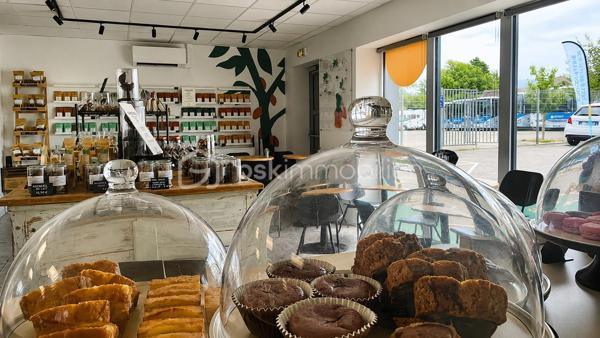 Fonds de Commerce : Chocolaterie Bean-to-Bar • Torréfaction • Coffee Shop Sillingy (74330) – Bassin annécien

Que vous souhaitiez poursuivre une activité de chocolaterie Bean-to-Bar, de torréfaction de café et de coffee shop, ou développer votre propre projet dans les métiers de bouche, ce fonds de commerce constitue une belle opportunité. Il conviendra à un chocolatier, un boulanger-pâtissier, un glacier, un traiteur, un professionnel de la petite restauration, une épicerie fine ou toute autre activité compatible avec la destination du bail.
Vous bénéficierez d'un laboratoire récent, entièrement aménagé, d'un local conforme aux activités alimentaires et d'un outil de travail performant, permettant une installation immédiate sans avoir à supporter les coûts importants liés à la création et à l'aménagement d'un laboratoire neuf.

Emplacement 
À 10 minutes d'Annecy, au cœur d'un secteur économique dynamique, à proximité immédiate de la zone commerciale Grand Épagny, des grands axes Annecy-Genève et de l'autoroute A41, découvrez cette opportunité rare de reprendre un fonds de commerce clé en main.
Implanté sur un axe fréquenté, le local bénéficie d'un accès facile et d'un stationnement immédiat. L'environnement est composé de commerces, d'entreprises, de services et d'une clientèle locale fidèle, offrant du potentiel de développement.

Une activité complète et différenciante
Le fonds de commerce intègre aujourd'hui plusieurs activités : Chocolaterie artisanale Bean-to-Bar, Torréfaction de cafés de spécialité, Coffee shop, Salon de thé, Pâtisserie, Confiserie, Glacier, Biscuits sur place et à emporter, Vente en boutique, Vente sur marchés, Vente en ligne (e-commerce)
Un concept original et reconnu qui offre de nombreuses perspectives de développement.

Un outil de travail immédiatement opérationnel
Le local commercial d'environ 118 m² bénéficie d'un bail commercial 3-6-9.
L'établissement a fait l'objet d'importants investissements afin de créer un véritable outil de production moderne, performant et immédiatement exploitable.
Le futur repreneur bénéficiera :
- d'un laboratoire professionnel entièrement aménagé (équipements professionnels de fabrication, matériel de torréfaction, équipements frigorifiques spécialisés, mobilier professionnel, agencements commerciaux, matériel informatique)
- d'un espace Coffee shop et accueil clientèle 
- d'un laboratoire conforme aux activités alimentaires 
- d'un système professionnel d'extraction des fumées, vapeurs et odeurs conforme à la réglementation 
- d'une gaine métallique d'évacuation 
- d'installations électriques triphasées et de plomberie adaptées aux équipements professionnels 
- d'un local entièrement climatisé, un espace bureau, un vestiaire
- de sanitaires accessibles aux personnes à mobilité réduite (PMR) 
- d'une verrière séparant harmonieusement le laboratoire, le salon de thé et les espaces techniques 
- d'aucun travaux à prévoir

Les points forts
Emplacement stratégique à proximité d'Annecy et du Grand Épagny
- Axe passant
- Droit au bail inclus : bail commercial 3-6-9 sécurisé  jusqu'en septembre 2032
- Concept unique associant chocolaterie, torréfaction et coffee shop
- Laboratoire récent et immédiatement opérationnel
- Matériel professionnel haut de gamme
- Aucun investissement majeur à prévoir
- Activité diversifiée
- Potentiel important de développement : e-commerce, clientèle professionnelle, cadeaux d'entreprise, ateliers, tourisme

Ce fonds constitue une très belle opportunité pour un artisan, un entrepreneur ou un professionnel des métiers de bouche souhaitant développer son activité dans un environnement dynamique, avec un outil de travail performant et immédiatement exploitable.

Chiffre d'affaires : entre 160 000€ et 200 000 € HT, en croissance par rapport aux exercices précédents. 

Le local
Loyer mensuel : 1 888,14 € HT
Loyer annuel : 22 657,68 € HT
Charges locatives : environ 45 € / mois.
Contactez-moi pour échanger ensemble sur cette opportunité