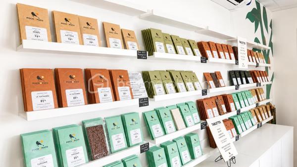 Fonds de Commerce : Chocolaterie Bean-to-Bar • Torréfaction • Coffee Shop Sillingy (74330) – Bassin annécien

Que vous souhaitiez poursuivre une activité de chocolaterie Bean-to-Bar, de torréfaction de café et de coffee shop, ou développer votre propre projet dans les métiers de bouche, ce fonds de commerce constitue une belle opportunité. Il conviendra à un chocolatier, un boulanger-pâtissier, un glacier, un traiteur, un professionnel de la petite restauration, une épicerie fine ou toute autre activité compatible avec la destination du bail.
Vous bénéficierez d'un laboratoire récent, entièrement aménagé, d'un local conforme aux activités alimentaires et d'un outil de travail performant, permettant une installation immédiate sans avoir à supporter les coûts importants liés à la création et à l'aménagement d'un laboratoire neuf.

Emplacement 
À 10 minutes d'Annecy, au cœur d'un secteur économique dynamique, à proximité immédiate de la zone commerciale Grand Épagny, des grands axes Annecy-Genève et de l'autoroute A41, découvrez cette opportunité rare de reprendre un fonds de commerce clé en main.
Implanté sur un axe fréquenté, le local bénéficie d'un accès facile et d'un stationnement immédiat. L'environnement est composé de commerces, d'entreprises, de services et d'une clientèle locale fidèle, offrant du potentiel de développement.

Une activité complète et différenciante
Le fonds de commerce intègre aujourd'hui plusieurs activités : Chocolaterie artisanale Bean-to-Bar, Torréfaction de cafés de spécialité, Coffee shop, Salon de thé, Pâtisserie, Confiserie, Glacier, Biscuits sur place et à emporter, Vente en boutique, Vente sur marchés, Vente en ligne (e-commerce)
Un concept original et reconnu qui offre de nombreuses perspectives de développement.

Un outil de travail immédiatement opérationnel
Le local commercial d'environ 118 m² bénéficie d'un bail commercial 3-6-9.
L'établissement a fait l'objet d'importants investissements afin de créer un véritable outil de production moderne, performant et immédiatement exploitable.
Le futur repreneur bénéficiera :
- d'un laboratoire professionnel entièrement aménagé (équipements professionnels de fabrication, matériel de torréfaction, équipements frigorifiques spécialisés, mobilier professionnel, agencements commerciaux, matériel informatique)
- d'un espace Coffee shop et accueil clientèle 
- d'un laboratoire conforme aux activités alimentaires 
- d'un système professionnel d'extraction des fumées, vapeurs et odeurs conforme à la réglementation 
- d'une gaine métallique d'évacuation 
- d'installations électriques triphasées et de plomberie adaptées aux équipements professionnels 
- d'un local entièrement climatisé, un espace bureau, un vestiaire
- de sanitaires accessibles aux personnes à mobilité réduite (PMR) 
- d'une verrière séparant harmonieusement le laboratoire, le salon de thé et les espaces techniques 
- d'aucun travaux à prévoir

Les points forts
Emplacement stratégique à proximité d'Annecy et du Grand Épagny
- Axe passant
- Droit au bail inclus : bail commercial 3-6-9 sécurisé  jusqu'en septembre 2032
- Concept unique associant chocolaterie, torréfaction et coffee shop
- Laboratoire récent et immédiatement opérationnel
- Matériel professionnel haut de gamme
- Aucun investissement majeur à prévoir
- Activité diversifiée
- Potentiel important de développement : e-commerce, clientèle professionnelle, cadeaux d'entreprise, ateliers, tourisme

Ce fonds constitue une très belle opportunité pour un artisan, un entrepreneur ou un professionnel des métiers de bouche souhaitant développer son activité dans un environnement dynamique, avec un outil de travail performant et immédiatement exploitable.

Chiffre d'affaires : entre 160 000€ et 200 000 € HT, en croissance par rapport aux exercices précédents. 

Le local
Loyer mensuel : 1 888,14 € HT
Loyer annuel : 22 657,68 € HT
Charges locatives : environ 45 € / mois.
Contactez-moi pour échanger ensemble sur cette opportunité