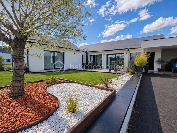 Idéalement située en plein cœur de Morlaàs, à proximité immédiate des commerces, des écoles et de toutes les commodités, cette maison contemporaine de plain-pied saura séduire les acquéreurs en quête de confort, de modernité et de qualité de vie.

Construite récemment, elle bénéficie d’excellentes performances énergétiques avec un classement en A, offrant ainsi une consommation maîtrisée et un confort optimal en toutes saisons grâce à son système de chauffage gainable particulièrement performant et économique.

Dès l’entrée, vous serez charmé par ses volumes généreux et sa luminosité. La pièce de vie, spacieuse et conviviale, s’ouvre sur une cuisine moderne entièrement équipée, créant un espace de vie harmonieux, idéal pour partager des moments en famille ou entre amis. L’ensemble est prolongé par de larges ouvertures sur l’extérieur, apportant une belle continuité entre intérieur et jardin.

La maison propose un agencement fonctionnel et très agréable à vivre au quotidien, avec des prestations soignées et actuelles. Chaque espace a été pensé pour allier confort, esthétisme et praticité.

À l’extérieur, vous profiterez d’un jardin facile d’entretien, parfait pour les beaux jours, ainsi que d’un espace de stationnement et d’un carport.

Une maison clé en main, aux prestations de qualité, dans un secteur recherché, idéale pour une vie de famille paisible tout en restant à deux pas de tout.