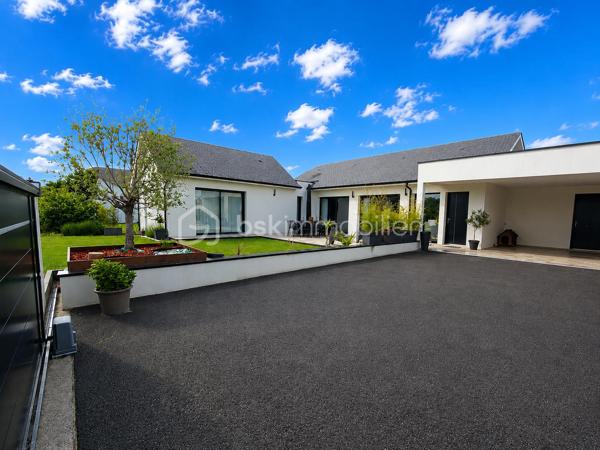 Idéalement située en plein cœur de Morlaàs, à proximité immédiate des commerces, des écoles et de toutes les commodités, cette maison contemporaine de plain-pied saura séduire les acquéreurs en quête de confort, de modernité et de qualité de vie.

Construite récemment, elle bénéficie d’excellentes performances énergétiques avec un classement en A, offrant ainsi une consommation maîtrisée et un confort optimal en toutes saisons grâce à son système de chauffage gainable particulièrement performant et économique.

Dès l’entrée, vous serez charmé par ses volumes généreux et sa luminosité. La pièce de vie, spacieuse et conviviale, s’ouvre sur une cuisine moderne entièrement équipée, créant un espace de vie harmonieux, idéal pour partager des moments en famille ou entre amis. L’ensemble est prolongé par de larges ouvertures sur l’extérieur, apportant une belle continuité entre intérieur et jardin.

La maison propose un agencement fonctionnel et très agréable à vivre au quotidien, avec des prestations soignées et actuelles. Chaque espace a été pensé pour allier confort, esthétisme et praticité.

À l’extérieur, vous profiterez d’un jardin facile d’entretien, parfait pour les beaux jours, ainsi que d’un espace de stationnement et d’un carport.

Une maison clé en main, aux prestations de qualité, dans un secteur recherché, idéale pour une vie de famille paisible tout en restant à deux pas de tout.