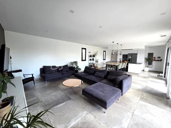 Idéalement située en plein cœur de Morlaàs, à proximité immédiate des commerces, des écoles et de toutes les commodités, cette maison contemporaine de plain-pied saura séduire les acquéreurs en quête de confort, de modernité et de qualité de vie.

Construite récemment, elle bénéficie d’excellentes performances énergétiques avec un classement en A, offrant ainsi une consommation maîtrisée et un confort optimal en toutes saisons grâce à son système de chauffage gainable particulièrement performant et économique.

Dès l’entrée, vous serez charmé par ses volumes généreux et sa luminosité. La pièce de vie, spacieuse et conviviale, s’ouvre sur une cuisine moderne entièrement équipée, créant un espace de vie harmonieux, idéal pour partager des moments en famille ou entre amis. L’ensemble est prolongé par de larges ouvertures sur l’extérieur, apportant une belle continuité entre intérieur et jardin.

La maison propose un agencement fonctionnel et très agréable à vivre au quotidien, avec des prestations soignées et actuelles. Chaque espace a été pensé pour allier confort, esthétisme et praticité.

À l’extérieur, vous profiterez d’un jardin facile d’entretien, parfait pour les beaux jours, ainsi que d’un espace de stationnement et d’un carport.

Une maison clé en main, aux prestations de qualité, dans un secteur recherché, idéale pour une vie de famille paisible tout en restant à deux pas de tout.
