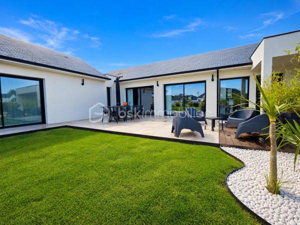 Idéalement située en plein cœur de Morlaàs, à proximité immédiate des commerces, des écoles et de toutes les commodités, cette maison contemporaine de plain-pied saura séduire les acquéreurs en quête de confort, de modernité et de qualité de vie.

Construite récemment, elle bénéficie d’excellentes performances énergétiques avec un classement en A, offrant ainsi une consommation maîtrisée et un confort optimal en toutes saisons grâce à son système de chauffage gainable particulièrement performant et économique.

Dès l’entrée, vous serez charmé par ses volumes généreux et sa luminosité. La pièce de vie, spacieuse et conviviale, s’ouvre sur une cuisine moderne entièrement équipée, créant un espace de vie harmonieux, idéal pour partager des moments en famille ou entre amis. L’ensemble est prolongé par de larges ouvertures sur l’extérieur, apportant une belle continuité entre intérieur et jardin.

La maison propose un agencement fonctionnel et très agréable à vivre au quotidien, avec des prestations soignées et actuelles. Chaque espace a été pensé pour allier confort, esthétisme et praticité.

À l’extérieur, vous profiterez d’un jardin facile d’entretien, parfait pour les beaux jours, ainsi que d’un espace de stationnement et d’un carport.

Une maison clé en main, aux prestations de qualité, dans un secteur recherché, idéale pour une vie de famille paisible tout en restant à deux pas de tout.