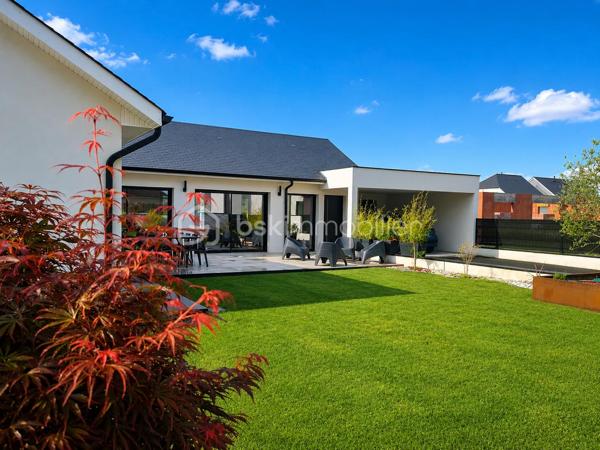 Idéalement située en plein cœur de Morlaàs, à proximité immédiate des commerces, des écoles et de toutes les commodités, cette maison contemporaine de plain-pied saura séduire les acquéreurs en quête de confort, de modernité et de qualité de vie.

Construite récemment, elle bénéficie d’excellentes performances énergétiques avec un classement en A, offrant ainsi une consommation maîtrisée et un confort optimal en toutes saisons grâce à son système de chauffage gainable particulièrement performant et économique.

Dès l’entrée, vous serez charmé par ses volumes généreux et sa luminosité. La pièce de vie, spacieuse et conviviale, s’ouvre sur une cuisine moderne entièrement équipée, créant un espace de vie harmonieux, idéal pour partager des moments en famille ou entre amis. L’ensemble est prolongé par de larges ouvertures sur l’extérieur, apportant une belle continuité entre intérieur et jardin.

La maison propose un agencement fonctionnel et très agréable à vivre au quotidien, avec des prestations soignées et actuelles. Chaque espace a été pensé pour allier confort, esthétisme et praticité.

À l’extérieur, vous profiterez d’un jardin facile d’entretien, parfait pour les beaux jours, ainsi que d’un espace de stationnement et d’un carport.

Une maison clé en main, aux prestations de qualité, dans un secteur recherché, idéale pour une vie de famille paisible tout en restant à deux pas de tout.