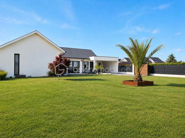 Idéalement située en plein cœur de Morlaàs, à proximité immédiate des commerces, des écoles et de toutes les commodités, cette maison contemporaine de plain-pied saura séduire les acquéreurs en quête de confort, de modernité et de qualité de vie.

Construite récemment, elle bénéficie d’excellentes performances énergétiques avec un classement en A, offrant ainsi une consommation maîtrisée et un confort optimal en toutes saisons grâce à son système de chauffage gainable particulièrement performant et économique.

Dès l’entrée, vous serez charmé par ses volumes généreux et sa luminosité. La pièce de vie, spacieuse et conviviale, s’ouvre sur une cuisine moderne entièrement équipée, créant un espace de vie harmonieux, idéal pour partager des moments en famille ou entre amis. L’ensemble est prolongé par de larges ouvertures sur l’extérieur, apportant une belle continuité entre intérieur et jardin.

La maison propose un agencement fonctionnel et très agréable à vivre au quotidien, avec des prestations soignées et actuelles. Chaque espace a été pensé pour allier confort, esthétisme et praticité.

À l’extérieur, vous profiterez d’un jardin facile d’entretien, parfait pour les beaux jours, ainsi que d’un espace de stationnement et d’un carport.

Une maison clé en main, aux prestations de qualité, dans un secteur recherché, idéale pour une vie de famille paisible tout en restant à deux pas de tout.