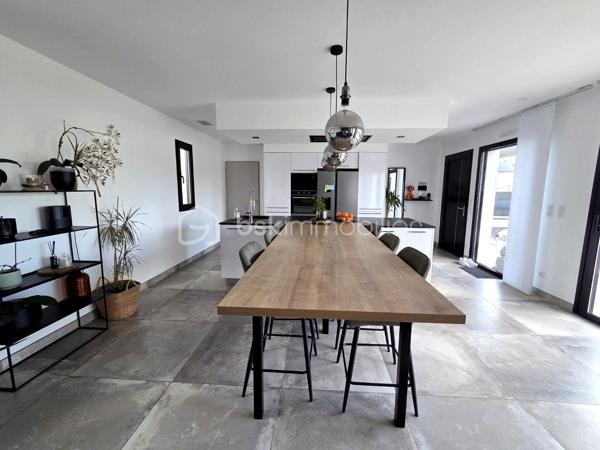 Idéalement située en plein cœur de Morlaàs, à proximité immédiate des commerces, des écoles et de toutes les commodités, cette maison contemporaine de plain-pied saura séduire les acquéreurs en quête de confort, de modernité et de qualité de vie.

Construite récemment, elle bénéficie d’excellentes performances énergétiques avec un classement en A, offrant ainsi une consommation maîtrisée et un confort optimal en toutes saisons grâce à son système de chauffage gainable particulièrement performant et économique.

Dès l’entrée, vous serez charmé par ses volumes généreux et sa luminosité. La pièce de vie, spacieuse et conviviale, s’ouvre sur une cuisine moderne entièrement équipée, créant un espace de vie harmonieux, idéal pour partager des moments en famille ou entre amis. L’ensemble est prolongé par de larges ouvertures sur l’extérieur, apportant une belle continuité entre intérieur et jardin.

La maison propose un agencement fonctionnel et très agréable à vivre au quotidien, avec des prestations soignées et actuelles. Chaque espace a été pensé pour allier confort, esthétisme et praticité.

À l’extérieur, vous profiterez d’un jardin facile d’entretien, parfait pour les beaux jours, ainsi que d’un espace de stationnement et d’un carport.

Une maison clé en main, aux prestations de qualité, dans un secteur recherché, idéale pour une vie de famille paisible tout en restant à deux pas de tout.