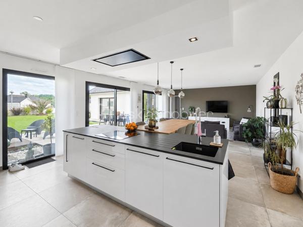 Idéalement située en plein cœur de Morlaàs, à proximité immédiate des commerces, des écoles et de toutes les commodités, cette maison contemporaine de plain-pied saura séduire les acquéreurs en quête de confort, de modernité et de qualité de vie.

Construite récemment, elle bénéficie d’excellentes performances énergétiques avec un classement en A, offrant ainsi une consommation maîtrisée et un confort optimal en toutes saisons grâce à son système de chauffage gainable particulièrement performant et économique.

Dès l’entrée, vous serez charmé par ses volumes généreux et sa luminosité. La pièce de vie, spacieuse et conviviale, s’ouvre sur une cuisine moderne entièrement équipée, créant un espace de vie harmonieux, idéal pour partager des moments en famille ou entre amis. L’ensemble est prolongé par de larges ouvertures sur l’extérieur, apportant une belle continuité entre intérieur et jardin.

La maison propose un agencement fonctionnel et très agréable à vivre au quotidien, avec des prestations soignées et actuelles. Chaque espace a été pensé pour allier confort, esthétisme et praticité.

À l’extérieur, vous profiterez d’un jardin facile d’entretien, parfait pour les beaux jours, ainsi que d’un espace de stationnement et d’un carport.

Une maison clé en main, aux prestations de qualité, dans un secteur recherché, idéale pour une vie de famille paisible tout en restant à deux pas de tout.