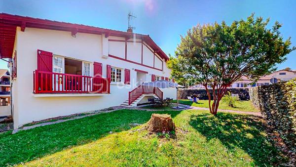 En Exclusivité, je vous propose de découvrir cette charmante maison Basque
située au centre du village de Guéthary, côté océan, à seulement 5mn à pied
de la plage, dans un environnement calme et verdoyant.

             - VISITE VIRTUELLE SUR DEMANDE - GRATUITE -

Vous apprécierez sa partie habitable de plain-pied composée d'une pièce de vie 
spacieuse avec sa cuisine ouverte, aménagée et équipée, son espace salon avec
sa cheminée et d'un balcon.
Un magnifique patio est également à votre disposition agrémenté d'un sauna et de sa douche.

Côté nuit vous disposez de 5 chambres dont une suite parentale avec sa
salle de bain et WC ainsi que d'une salle d'eau avec WC + WC séparé.
Combles aménageables.

Côté extérieur vous profiterez d'un agréable jardin plat en exposition Sud,
idéal pour partager de bons moments en famille ou entre amis.
Garage de 158m² en rez de jardin pour vos voitures et atelier.

Les Plus : Produit rare sur le secteur - Situation géographique très recherchée -
Partie habitable de plain-pied - Très grand garage - Jardin -

Avec quelques travaux de rénovation, vous bénéficierez d'un cadre 
de vie exceptionnel !

Je suis à votre écoute 7jours/7, je m'adapte à votre planning.