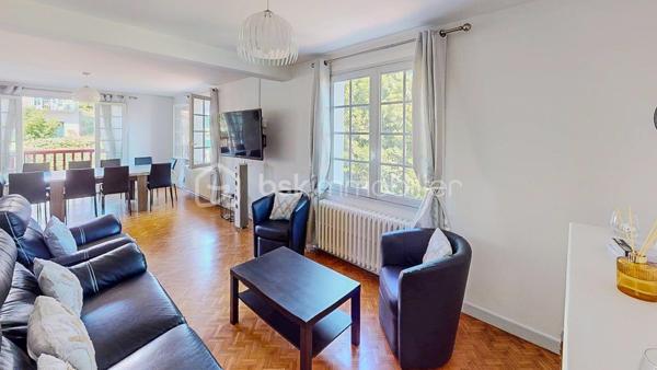 En Exclusivité, je vous propose de découvrir cette charmante maison Basque
située au centre du village de Guéthary, côté océan, à seulement 5mn à pied
de la plage, dans un environnement calme et verdoyant.

             - VISITE VIRTUELLE SUR DEMANDE - GRATUITE -

Vous apprécierez sa partie habitable de plain-pied composée d'une pièce de vie 
spacieuse avec sa cuisine ouverte, aménagée et équipée, son espace salon avec
sa cheminée et d'un balcon.
Un magnifique patio est également à votre disposition agrémenté d'un sauna et de sa douche.

Côté nuit vous disposez de 5 chambres dont une suite parentale avec sa
salle de bain et WC ainsi que d'une salle d'eau avec WC + WC séparé.
Combles aménageables.

Côté extérieur vous profiterez d'un agréable jardin plat en exposition Sud,
idéal pour partager de bons moments en famille ou entre amis.
Garage de 158m² en rez de jardin pour vos voitures et atelier.

Les Plus : Produit rare sur le secteur - Situation géographique très recherchée -
Partie habitable de plain-pied - Très grand garage - Jardin -

Avec quelques travaux de rénovation, vous bénéficierez d'un cadre 
de vie exceptionnel !

Je suis à votre écoute 7jours/7, je m'adapte à votre planning.