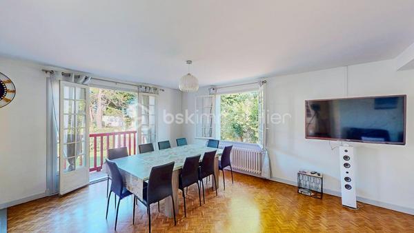 En Exclusivité, je vous propose de découvrir cette charmante maison Basque
située au centre du village de Guéthary, côté océan, à seulement 5mn à pied
de la plage, dans un environnement calme et verdoyant.

             - VISITE VIRTUELLE SUR DEMANDE - GRATUITE -

Vous apprécierez sa partie habitable de plain-pied composée d'une pièce de vie 
spacieuse avec sa cuisine ouverte, aménagée et équipée, son espace salon avec
sa cheminée et d'un balcon.
Un magnifique patio est également à votre disposition agrémenté d'un sauna et de sa douche.

Côté nuit vous disposez de 5 chambres dont une suite parentale avec sa
salle de bain et WC ainsi que d'une salle d'eau avec WC + WC séparé.
Combles aménageables.

Côté extérieur vous profiterez d'un agréable jardin plat en exposition Sud,
idéal pour partager de bons moments en famille ou entre amis.
Garage de 158m² en rez de jardin pour vos voitures et atelier.

Les Plus : Produit rare sur le secteur - Situation géographique très recherchée -
Partie habitable de plain-pied - Très grand garage - Jardin -

Avec quelques travaux de rénovation, vous bénéficierez d'un cadre 
de vie exceptionnel !

Je suis à votre écoute 7jours/7, je m'adapte à votre planning.