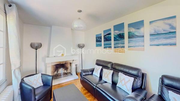En Exclusivité, je vous propose de découvrir cette charmante maison Basque
située au centre du village de Guéthary, côté océan, à seulement 5mn à pied
de la plage, dans un environnement calme et verdoyant.

             - VISITE VIRTUELLE SUR DEMANDE - GRATUITE -

Vous apprécierez sa partie habitable de plain-pied composée d'une pièce de vie 
spacieuse avec sa cuisine ouverte, aménagée et équipée, son espace salon avec
sa cheminée et d'un balcon.
Un magnifique patio est également à votre disposition agrémenté d'un sauna et de sa douche.

Côté nuit vous disposez de 5 chambres dont une suite parentale avec sa
salle de bain et WC ainsi que d'une salle d'eau avec WC + WC séparé.
Combles aménageables.

Côté extérieur vous profiterez d'un agréable jardin plat en exposition Sud,
idéal pour partager de bons moments en famille ou entre amis.
Garage de 158m² en rez de jardin pour vos voitures et atelier.

Les Plus : Produit rare sur le secteur - Situation géographique très recherchée -
Partie habitable de plain-pied - Très grand garage - Jardin -

Avec quelques travaux de rénovation, vous bénéficierez d'un cadre 
de vie exceptionnel !

Je suis à votre écoute 7jours/7, je m'adapte à votre planning.