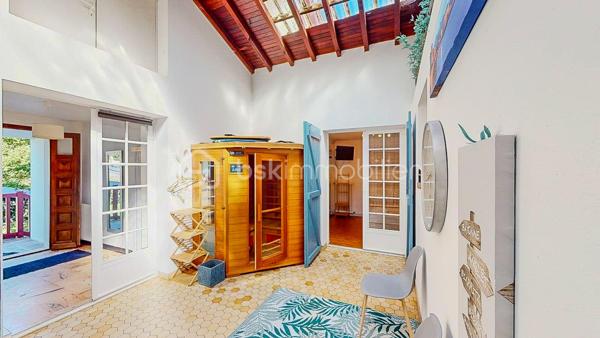 En Exclusivité, je vous propose de découvrir cette charmante maison Basque
située au centre du village de Guéthary, côté océan, à seulement 5mn à pied
de la plage, dans un environnement calme et verdoyant.

             - VISITE VIRTUELLE SUR DEMANDE - GRATUITE -

Vous apprécierez sa partie habitable de plain-pied composée d'une pièce de vie 
spacieuse avec sa cuisine ouverte, aménagée et équipée, son espace salon avec
sa cheminée et d'un balcon.
Un magnifique patio est également à votre disposition agrémenté d'un sauna et de sa douche.

Côté nuit vous disposez de 5 chambres dont une suite parentale avec sa
salle de bain et WC ainsi que d'une salle d'eau avec WC + WC séparé.
Combles aménageables.

Côté extérieur vous profiterez d'un agréable jardin plat en exposition Sud,
idéal pour partager de bons moments en famille ou entre amis.
Garage de 158m² en rez de jardin pour vos voitures et atelier.

Les Plus : Produit rare sur le secteur - Situation géographique très recherchée -
Partie habitable de plain-pied - Très grand garage - Jardin -

Avec quelques travaux de rénovation, vous bénéficierez d'un cadre 
de vie exceptionnel !

Je suis à votre écoute 7jours/7, je m'adapte à votre planning.