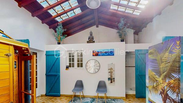 En Exclusivité, je vous propose de découvrir cette charmante maison Basque
située au centre du village de Guéthary, côté océan, à seulement 5mn à pied
de la plage, dans un environnement calme et verdoyant.

             - VISITE VIRTUELLE SUR DEMANDE - GRATUITE -

Vous apprécierez sa partie habitable de plain-pied composée d'une pièce de vie 
spacieuse avec sa cuisine ouverte, aménagée et équipée, son espace salon avec
sa cheminée et d'un balcon.
Un magnifique patio est également à votre disposition agrémenté d'un sauna et de sa douche.

Côté nuit vous disposez de 5 chambres dont une suite parentale avec sa
salle de bain et WC ainsi que d'une salle d'eau avec WC + WC séparé.
Combles aménageables.

Côté extérieur vous profiterez d'un agréable jardin plat en exposition Sud,
idéal pour partager de bons moments en famille ou entre amis.
Garage de 158m² en rez de jardin pour vos voitures et atelier.

Les Plus : Produit rare sur le secteur - Situation géographique très recherchée -
Partie habitable de plain-pied - Très grand garage - Jardin -

Avec quelques travaux de rénovation, vous bénéficierez d'un cadre 
de vie exceptionnel !

Je suis à votre écoute 7jours/7, je m'adapte à votre planning.