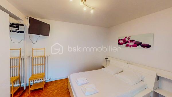 En Exclusivité, je vous propose de découvrir cette charmante maison Basque
située au centre du village de Guéthary, côté océan, à seulement 5mn à pied
de la plage, dans un environnement calme et verdoyant.

             - VISITE VIRTUELLE SUR DEMANDE - GRATUITE -

Vous apprécierez sa partie habitable de plain-pied composée d'une pièce de vie 
spacieuse avec sa cuisine ouverte, aménagée et équipée, son espace salon avec
sa cheminée et d'un balcon.
Un magnifique patio est également à votre disposition agrémenté d'un sauna et de sa douche.

Côté nuit vous disposez de 5 chambres dont une suite parentale avec sa
salle de bain et WC ainsi que d'une salle d'eau avec WC + WC séparé.
Combles aménageables.

Côté extérieur vous profiterez d'un agréable jardin plat en exposition Sud,
idéal pour partager de bons moments en famille ou entre amis.
Garage de 158m² en rez de jardin pour vos voitures et atelier.

Les Plus : Produit rare sur le secteur - Situation géographique très recherchée -
Partie habitable de plain-pied - Très grand garage - Jardin -

Avec quelques travaux de rénovation, vous bénéficierez d'un cadre 
de vie exceptionnel !

Je suis à votre écoute 7jours/7, je m'adapte à votre planning.
