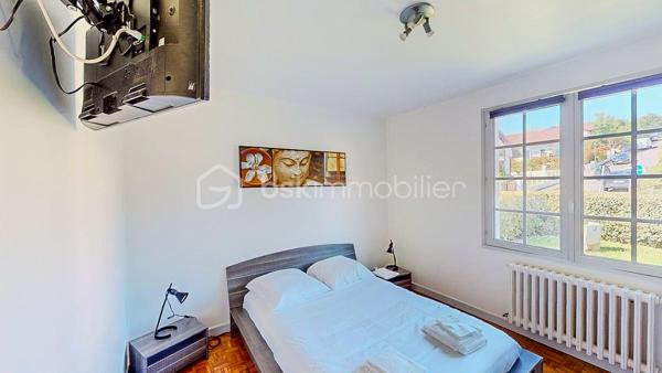 En Exclusivité, je vous propose de découvrir cette charmante maison Basque
située au centre du village de Guéthary, côté océan, à seulement 5mn à pied
de la plage, dans un environnement calme et verdoyant.

             - VISITE VIRTUELLE SUR DEMANDE - GRATUITE -

Vous apprécierez sa partie habitable de plain-pied composée d'une pièce de vie 
spacieuse avec sa cuisine ouverte, aménagée et équipée, son espace salon avec
sa cheminée et d'un balcon.
Un magnifique patio est également à votre disposition agrémenté d'un sauna et de sa douche.

Côté nuit vous disposez de 5 chambres dont une suite parentale avec sa
salle de bain et WC ainsi que d'une salle d'eau avec WC + WC séparé.
Combles aménageables.

Côté extérieur vous profiterez d'un agréable jardin plat en exposition Sud,
idéal pour partager de bons moments en famille ou entre amis.
Garage de 158m² en rez de jardin pour vos voitures et atelier.

Les Plus : Produit rare sur le secteur - Situation géographique très recherchée -
Partie habitable de plain-pied - Très grand garage - Jardin -

Avec quelques travaux de rénovation, vous bénéficierez d'un cadre 
de vie exceptionnel !

Je suis à votre écoute 7jours/7, je m'adapte à votre planning.