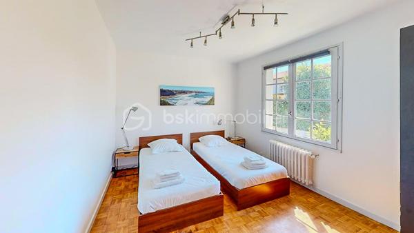 En Exclusivité, je vous propose de découvrir cette charmante maison Basque
située au centre du village de Guéthary, côté océan, à seulement 5mn à pied
de la plage, dans un environnement calme et verdoyant.

             - VISITE VIRTUELLE SUR DEMANDE - GRATUITE -

Vous apprécierez sa partie habitable de plain-pied composée d'une pièce de vie 
spacieuse avec sa cuisine ouverte, aménagée et équipée, son espace salon avec
sa cheminée et d'un balcon.
Un magnifique patio est également à votre disposition agrémenté d'un sauna et de sa douche.

Côté nuit vous disposez de 5 chambres dont une suite parentale avec sa
salle de bain et WC ainsi que d'une salle d'eau avec WC + WC séparé.
Combles aménageables.

Côté extérieur vous profiterez d'un agréable jardin plat en exposition Sud,
idéal pour partager de bons moments en famille ou entre amis.
Garage de 158m² en rez de jardin pour vos voitures et atelier.

Les Plus : Produit rare sur le secteur - Situation géographique très recherchée -
Partie habitable de plain-pied - Très grand garage - Jardin -

Avec quelques travaux de rénovation, vous bénéficierez d'un cadre 
de vie exceptionnel !

Je suis à votre écoute 7jours/7, je m'adapte à votre planning.