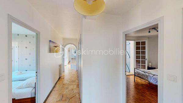 En Exclusivité, je vous propose de découvrir cette charmante maison Basque
située au centre du village de Guéthary, côté océan, à seulement 5mn à pied
de la plage, dans un environnement calme et verdoyant.

             - VISITE VIRTUELLE SUR DEMANDE - GRATUITE -

Vous apprécierez sa partie habitable de plain-pied composée d'une pièce de vie 
spacieuse avec sa cuisine ouverte, aménagée et équipée, son espace salon avec
sa cheminée et d'un balcon.
Un magnifique patio est également à votre disposition agrémenté d'un sauna et de sa douche.

Côté nuit vous disposez de 5 chambres dont une suite parentale avec sa
salle de bain et WC ainsi que d'une salle d'eau avec WC + WC séparé.
Combles aménageables.

Côté extérieur vous profiterez d'un agréable jardin plat en exposition Sud,
idéal pour partager de bons moments en famille ou entre amis.
Garage de 158m² en rez de jardin pour vos voitures et atelier.

Les Plus : Produit rare sur le secteur - Situation géographique très recherchée -
Partie habitable de plain-pied - Très grand garage - Jardin -

Avec quelques travaux de rénovation, vous bénéficierez d'un cadre 
de vie exceptionnel !

Je suis à votre écoute 7jours/7, je m'adapte à votre planning.