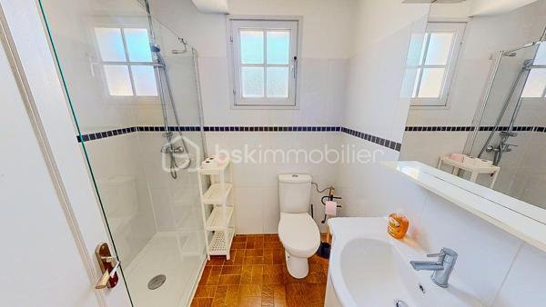 En Exclusivité, je vous propose de découvrir cette charmante maison Basque
située au centre du village de Guéthary, côté océan, à seulement 5mn à pied
de la plage, dans un environnement calme et verdoyant.

             - VISITE VIRTUELLE SUR DEMANDE - GRATUITE -

Vous apprécierez sa partie habitable de plain-pied composée d'une pièce de vie 
spacieuse avec sa cuisine ouverte, aménagée et équipée, son espace salon avec
sa cheminée et d'un balcon.
Un magnifique patio est également à votre disposition agrémenté d'un sauna et de sa douche.

Côté nuit vous disposez de 5 chambres dont une suite parentale avec sa
salle de bain et WC ainsi que d'une salle d'eau avec WC + WC séparé.
Combles aménageables.

Côté extérieur vous profiterez d'un agréable jardin plat en exposition Sud,
idéal pour partager de bons moments en famille ou entre amis.
Garage de 158m² en rez de jardin pour vos voitures et atelier.

Les Plus : Produit rare sur le secteur - Situation géographique très recherchée -
Partie habitable de plain-pied - Très grand garage - Jardin -

Avec quelques travaux de rénovation, vous bénéficierez d'un cadre 
de vie exceptionnel !

Je suis à votre écoute 7jours/7, je m'adapte à votre planning.