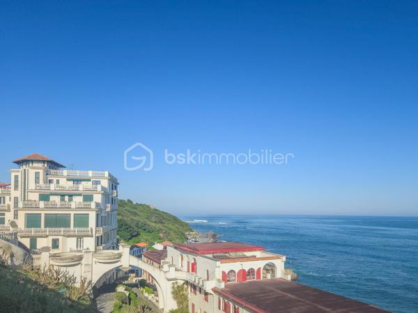 En Exclusivité, je vous propose de découvrir cette charmante maison Basque
située au centre du village de Guéthary, côté océan, à seulement 5mn à pied
de la plage, dans un environnement calme et verdoyant.

             - VISITE VIRTUELLE SUR DEMANDE - GRATUITE -

Vous apprécierez sa partie habitable de plain-pied composée d'une pièce de vie 
spacieuse avec sa cuisine ouverte, aménagée et équipée, son espace salon avec
sa cheminée et d'un balcon.
Un magnifique patio est également à votre disposition agrémenté d'un sauna et de sa douche.

Côté nuit vous disposez de 5 chambres dont une suite parentale avec sa
salle de bain et WC ainsi que d'une salle d'eau avec WC + WC séparé.
Combles aménageables.

Côté extérieur vous profiterez d'un agréable jardin plat en exposition Sud,
idéal pour partager de bons moments en famille ou entre amis.
Garage de 158m² en rez de jardin pour vos voitures et atelier.

Les Plus : Produit rare sur le secteur - Situation géographique très recherchée -
Partie habitable de plain-pied - Très grand garage - Jardin -

Avec quelques travaux de rénovation, vous bénéficierez d'un cadre 
de vie exceptionnel !

Je suis à votre écoute 7jours/7, je m'adapte à votre planning.