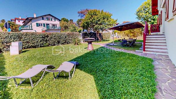 En Exclusivité, je vous propose de découvrir cette charmante maison Basque
située au centre du village de Guéthary, côté océan, à seulement 5mn à pied
de la plage, dans un environnement calme et verdoyant.

             - VISITE VIRTUELLE SUR DEMANDE - GRATUITE -

Vous apprécierez sa partie habitable de plain-pied composée d'une pièce de vie 
spacieuse avec sa cuisine ouverte, aménagée et équipée, son espace salon avec
sa cheminée et d'un balcon.
Un magnifique patio est également à votre disposition agrémenté d'un sauna et de sa douche.

Côté nuit vous disposez de 5 chambres dont une suite parentale avec sa
salle de bain et WC ainsi que d'une salle d'eau avec WC + WC séparé.
Combles aménageables.

Côté extérieur vous profiterez d'un agréable jardin plat en exposition Sud,
idéal pour partager de bons moments en famille ou entre amis.
Garage de 158m² en rez de jardin pour vos voitures et atelier.

Les Plus : Produit rare sur le secteur - Situation géographique très recherchée -
Partie habitable de plain-pied - Très grand garage - Jardin -

Avec quelques travaux de rénovation, vous bénéficierez d'un cadre 
de vie exceptionnel !

Je suis à votre écoute 7jours/7, je m'adapte à votre planning.